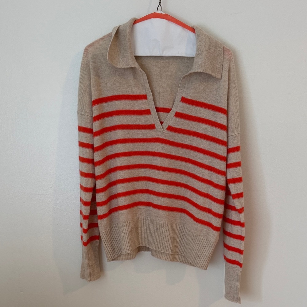 Vineyard Vines Beige Sweater with Red Stripes V-Neck Collar